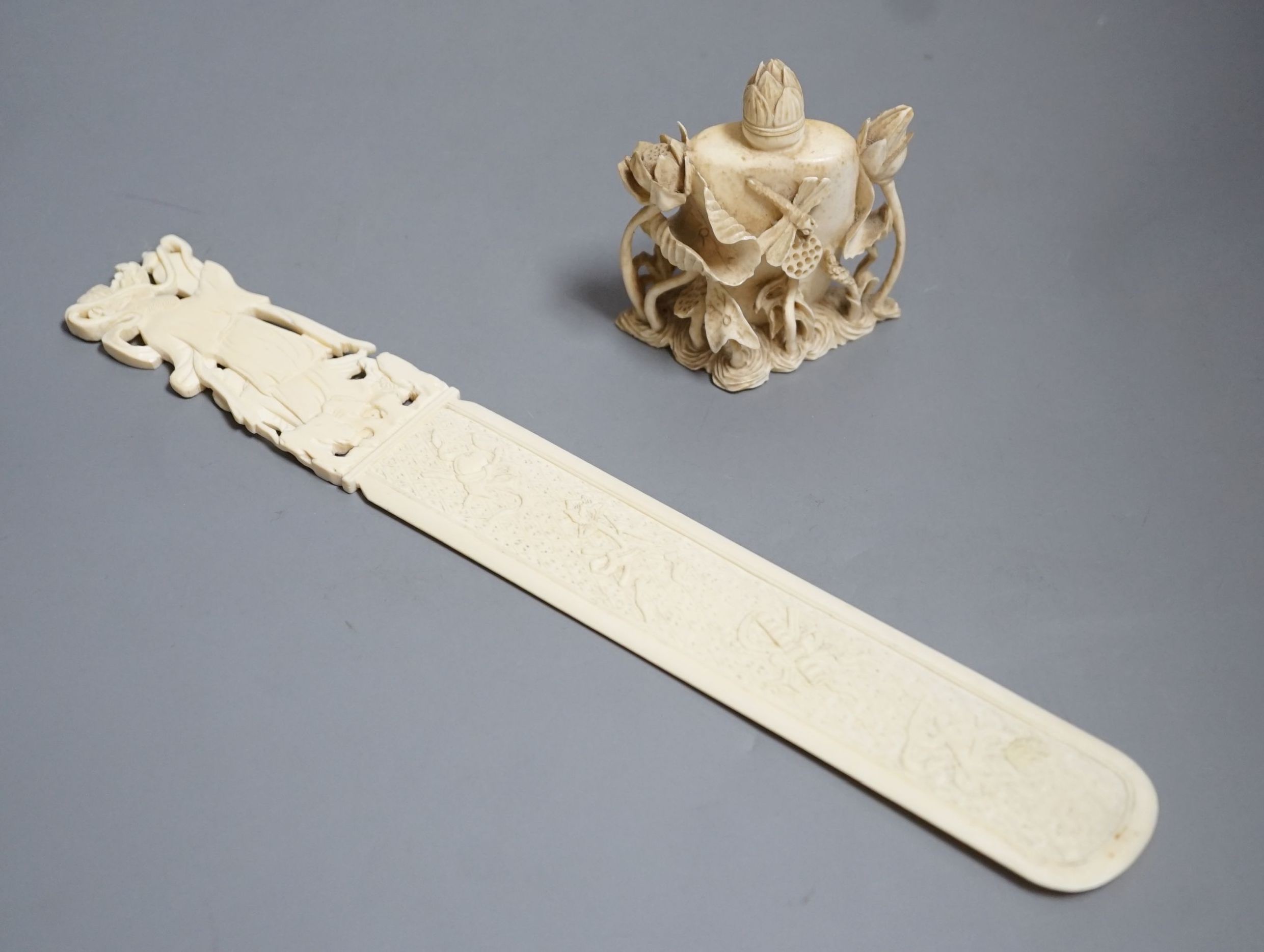 An early 20th century Chinese carved ivory page turner together with a similar carved ivory ‘dragonfly’ snuff bottle (2)